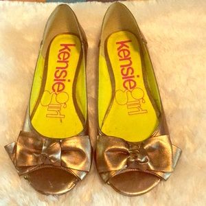 Women’s open toed flats (bronze/gold).